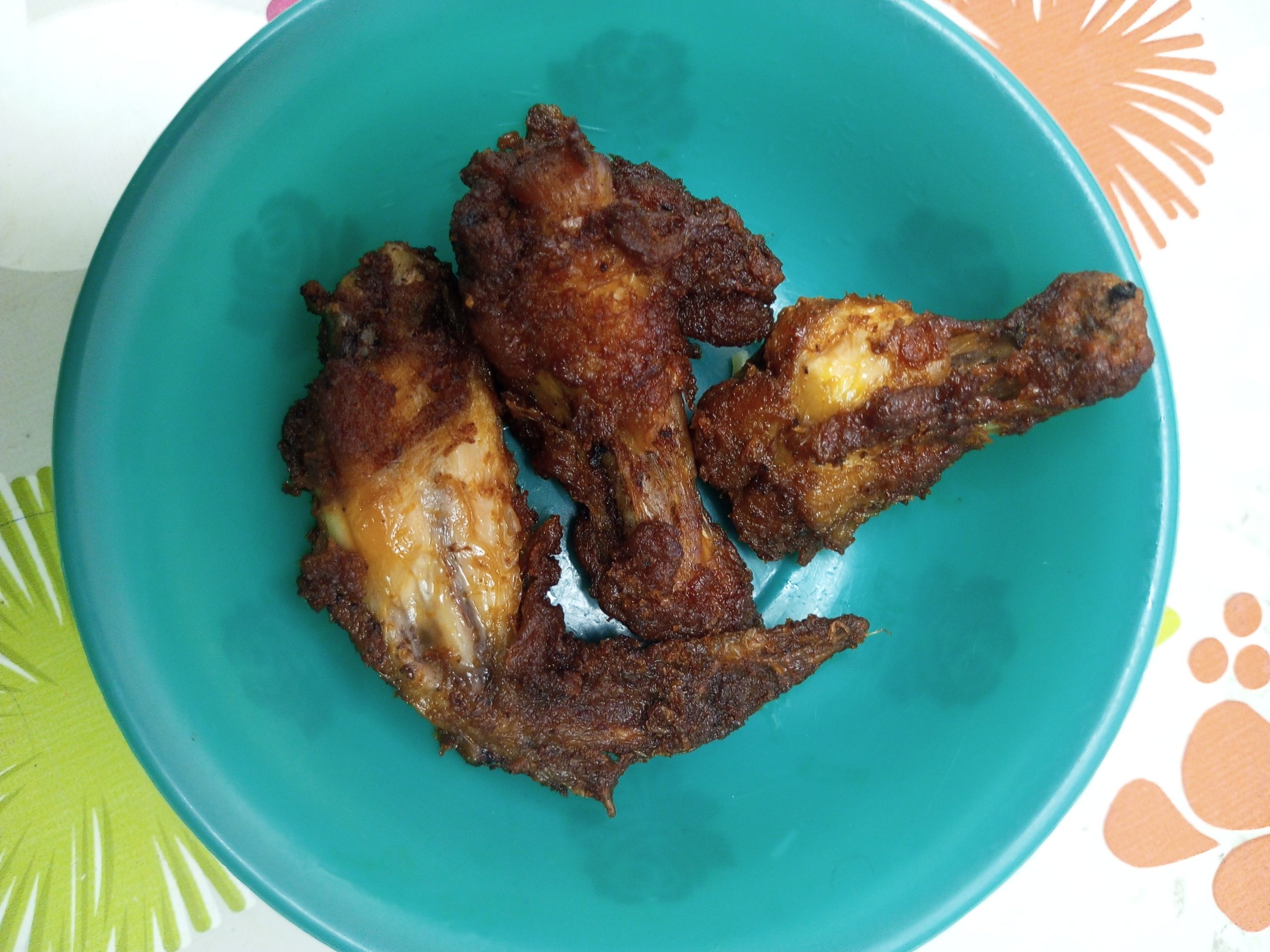 Crispy fried chicken pieces